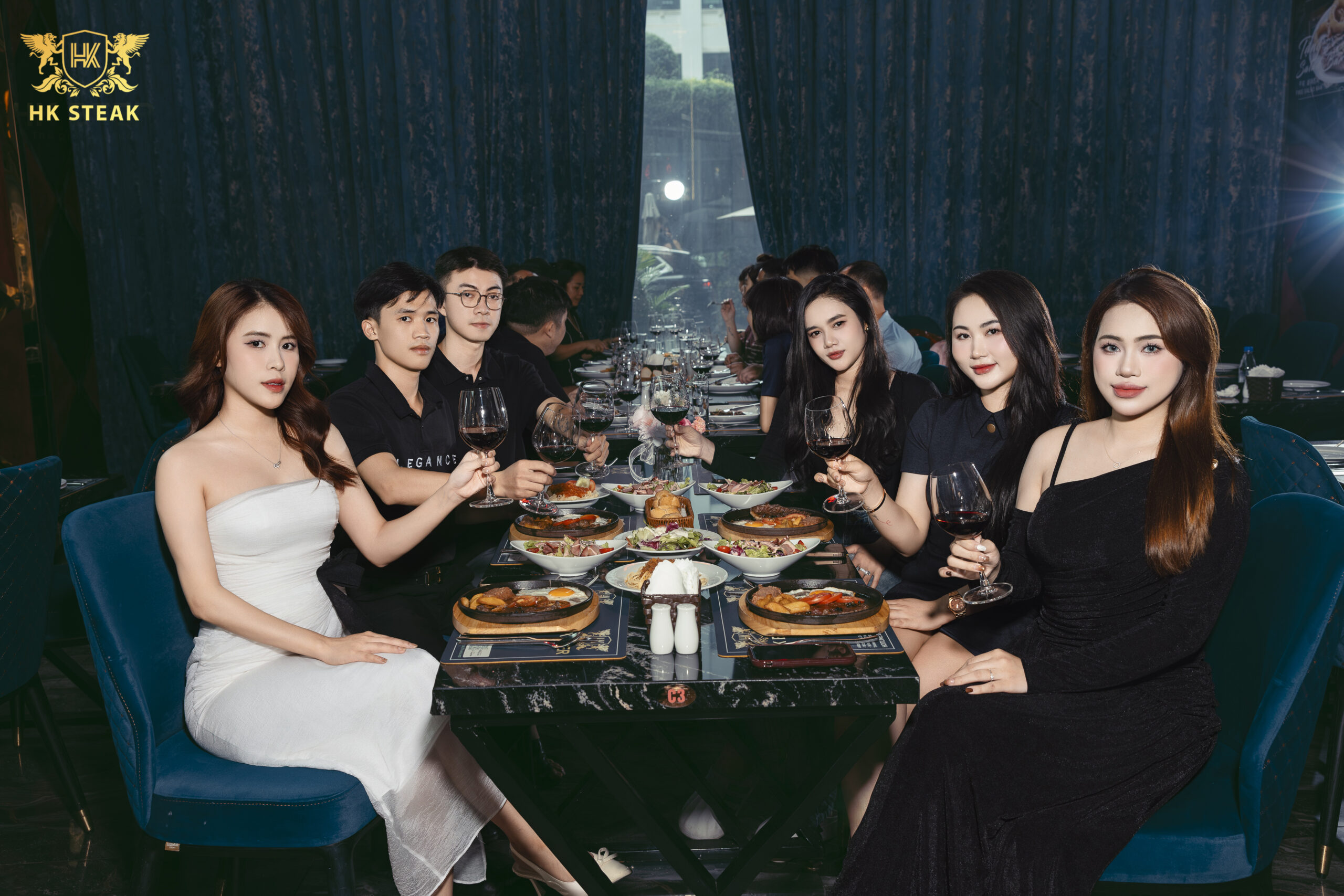 Địa điểm tổ chức tiệc sang trọng có phòng vip & karaoke miễn phí