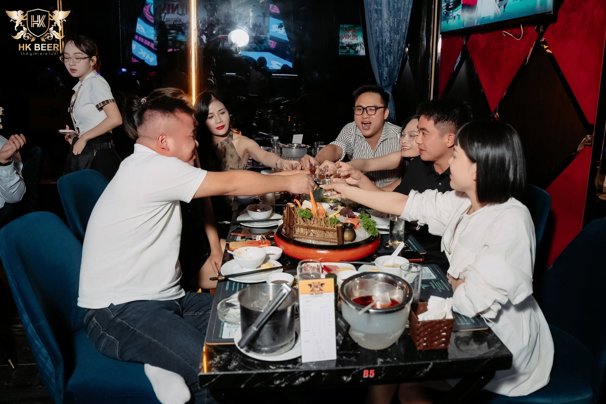 Địa điểm tổ chức tiệc sang trọng có phòng vip & karaoke miễn phí