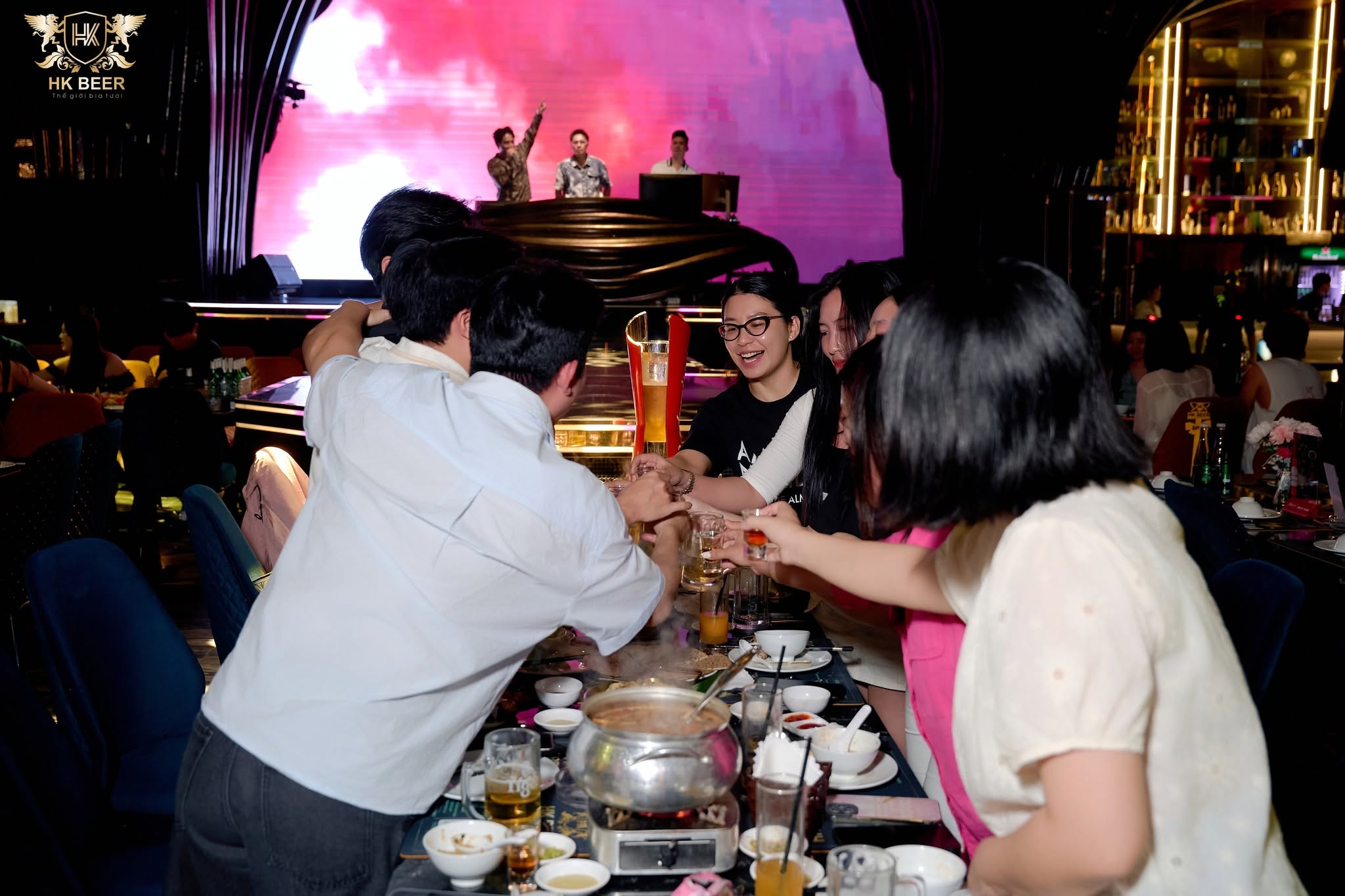Beer Club đông vui tại khu vực Cầu Giấy